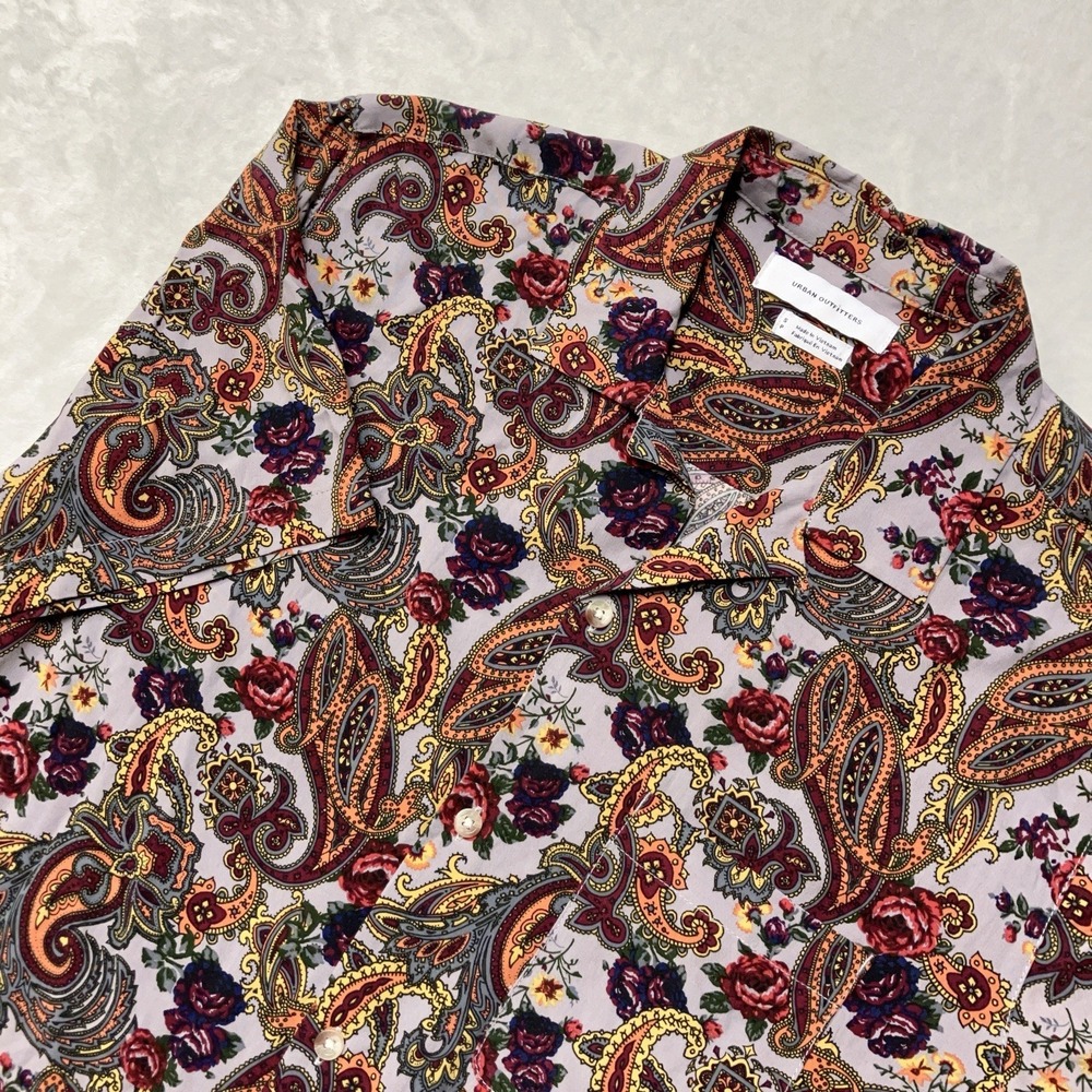 Urban Outfitters Paisley Floral Short Sleeve Shirt 100% Rayon‎ Button Up Mens S